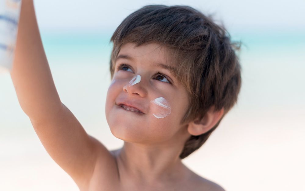 Crema solar para niños: Cómo elegir la mejor protección y evitar errores frecuentes